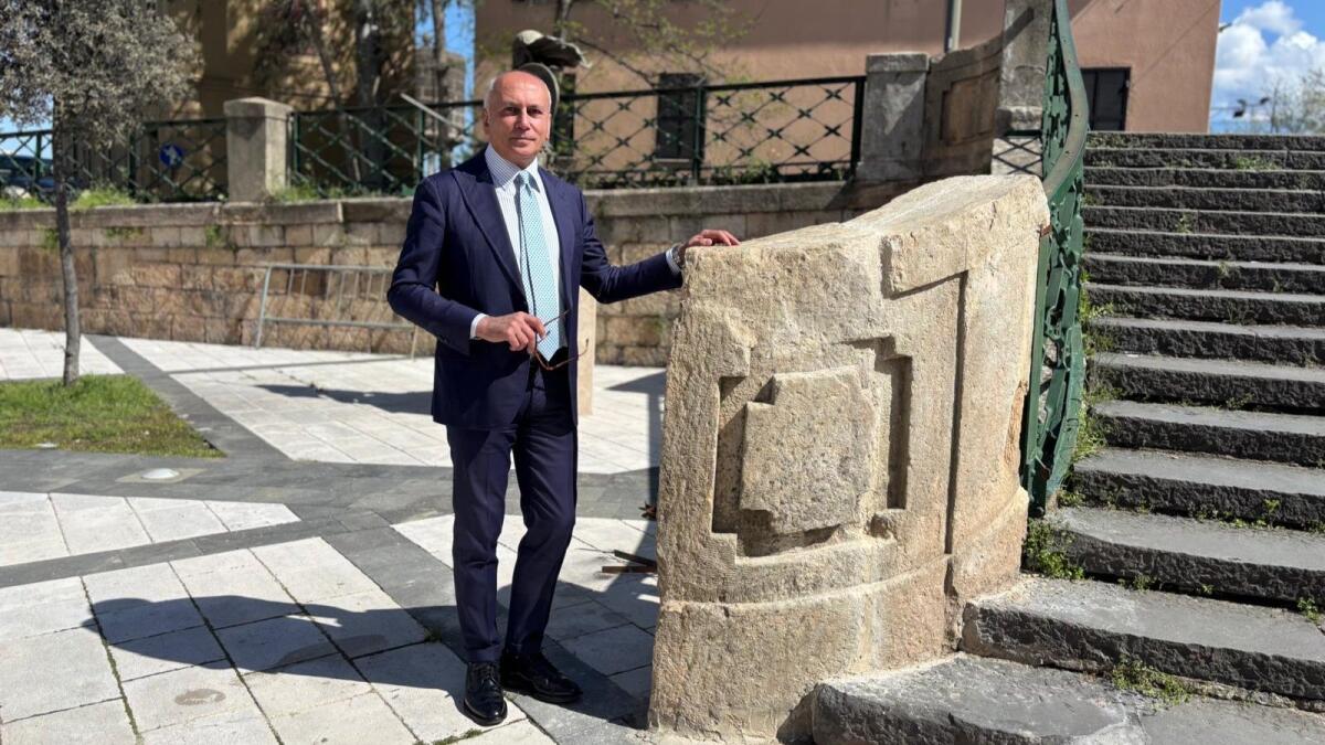 Cosenza - Eseguiti i restauri conservativi delle lapidi di Piazza Scanderbeg - 