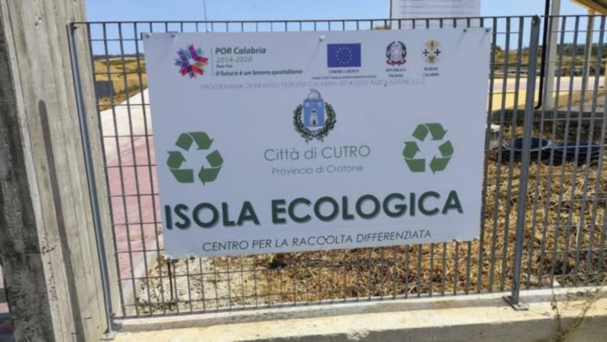 Cutro, il centro di raccolta rifiuti di Caselle del Vattiato consegnato all'appaltatore dei servizi di igiene urbana - 