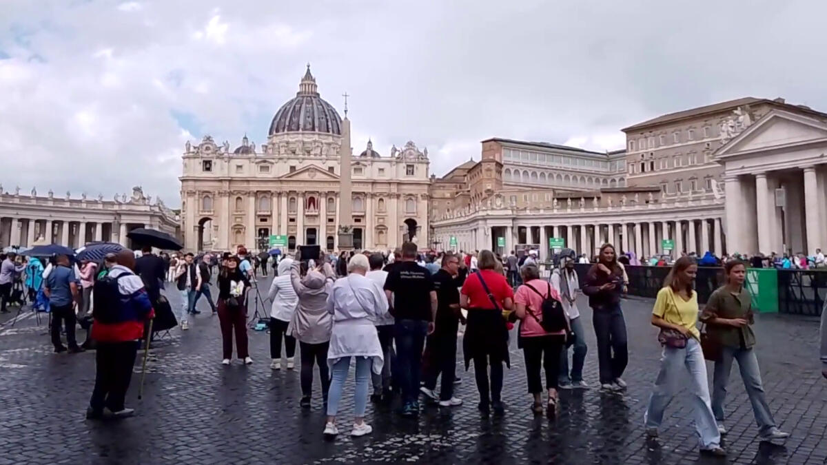 Conclave al via, fedeli in piazza tra pioggia, sole e pronostici -