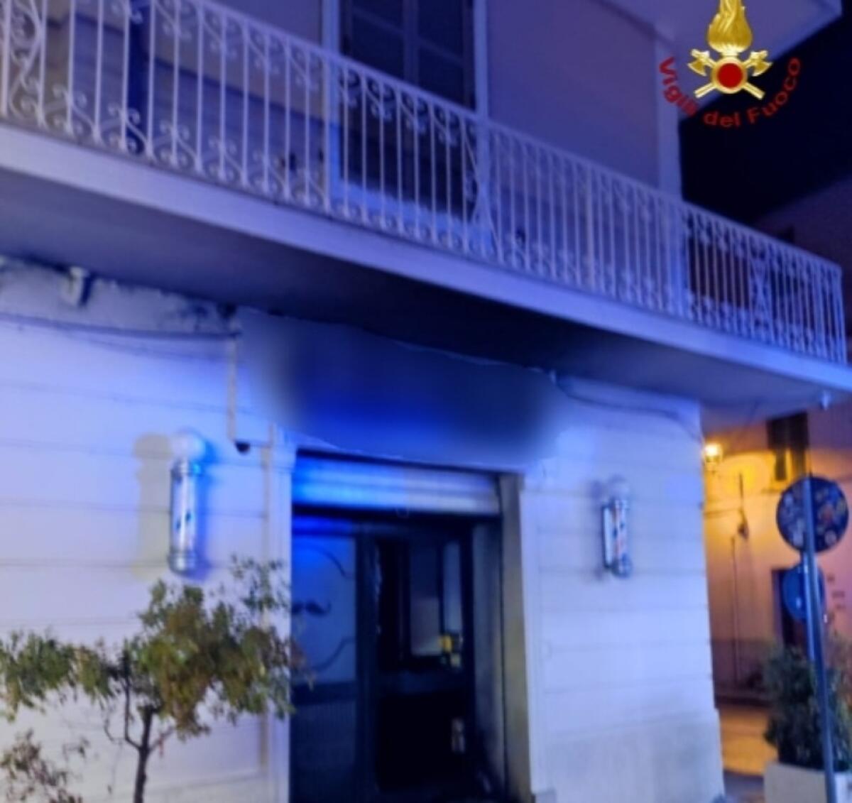 Fuoco nella notte, incendio in due esercizi commerciali - 
