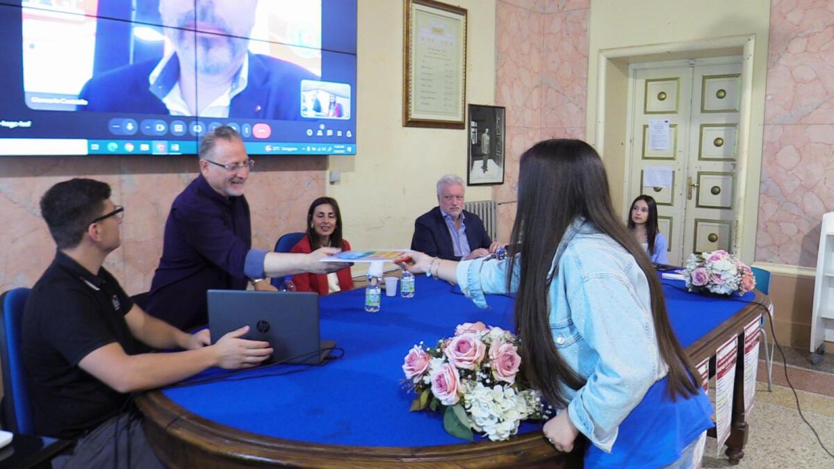 (VIDEO) Il messaggio di Antonio Nicaso ai giovani del Liceo Pitagora: "Senza Scorciatoie" per costruire un futuro libero dalla mafia - 