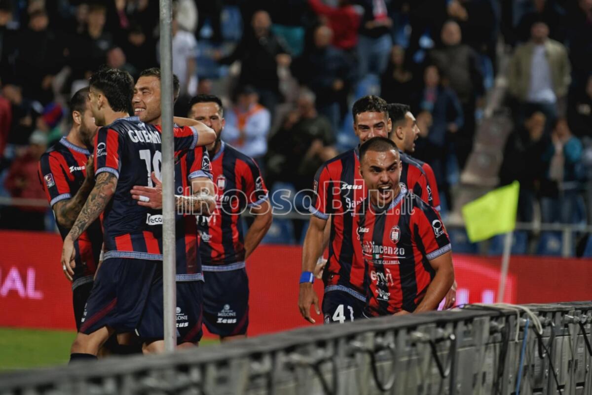#CrotoneFeralpisalò 3-1 | Tre morsi degli squali ai Leoni del Garda: è festa all'Ezio Scida - 