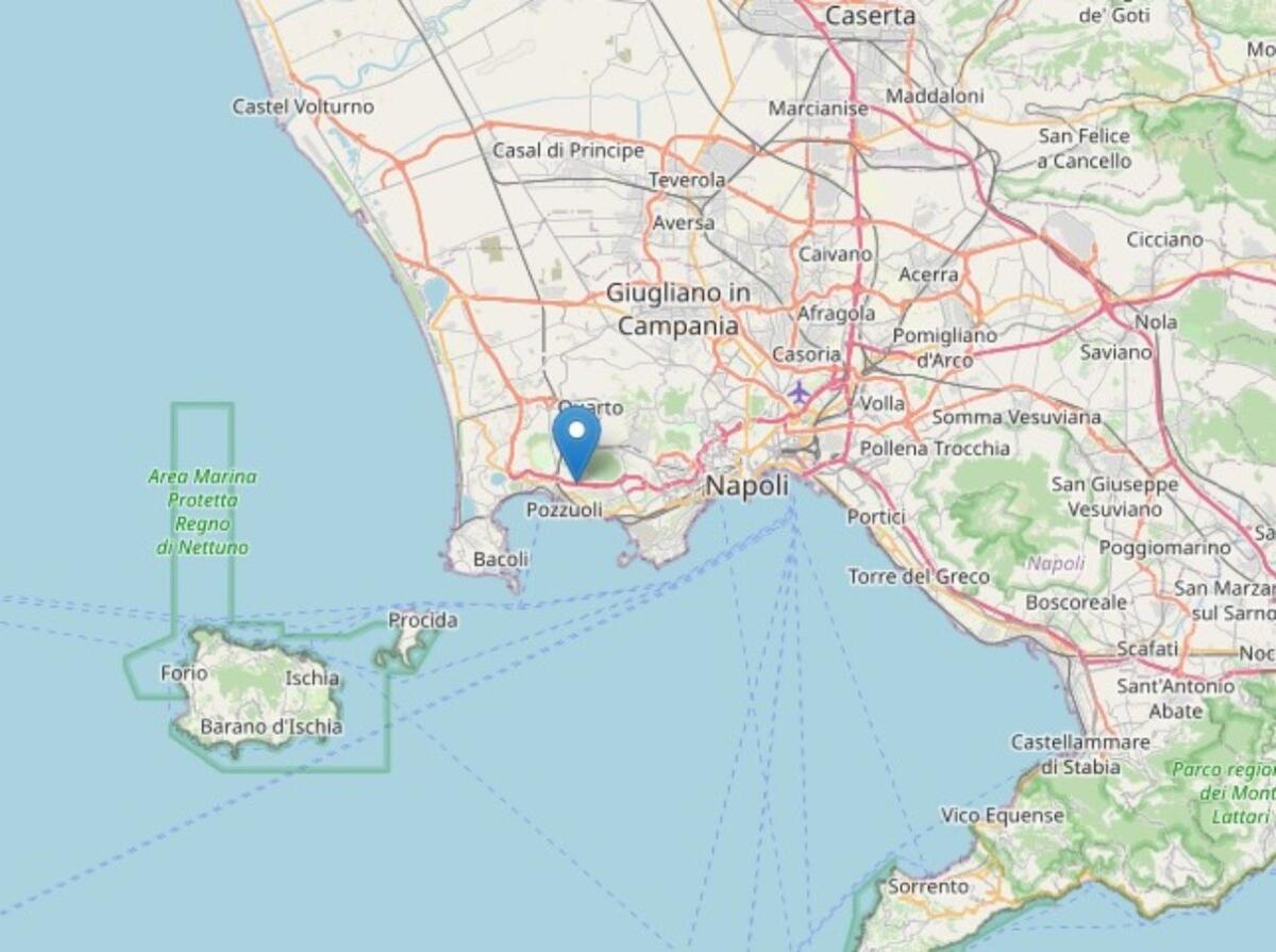 Scossa di terremoto ai Campi Flegrei di magnitudo 4.4: gente in strada - 
