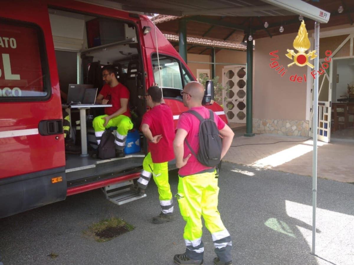 Calabria - Ritrovato vivo l’anziano scomparso, i Vigili del fuoco al lavoro per recuperarlo - 