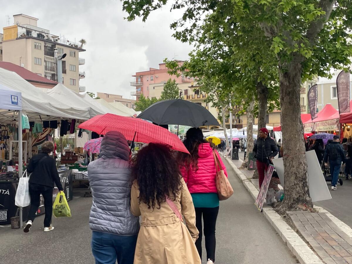 Ombrelli, pioggia e fiera: a Crotone la tradizione resiste - 