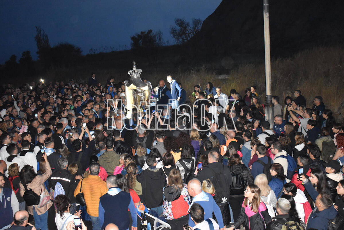 Crotone - La pietra della promessa: fede che si rinnova sul cammino di Capocolonna - 