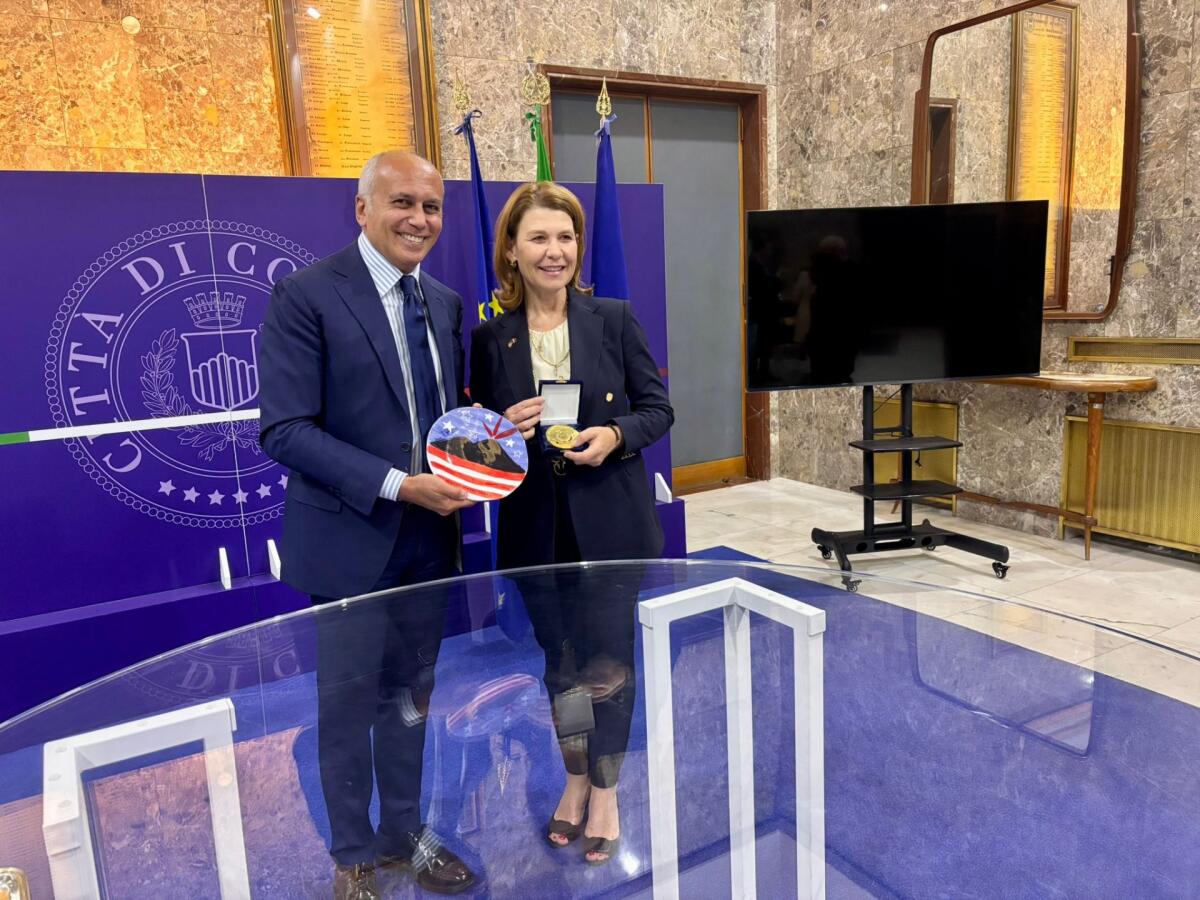 Cosenza, il Console generale degli Stati Uniti Tracy Roberts-Pounds, incontra il Sindaco Franz Caruso - 