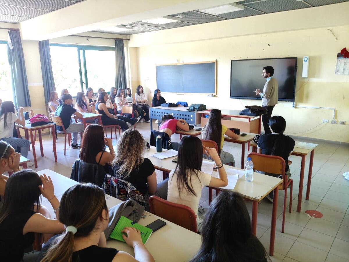 Crotone, conclusione del progetto LILT: gli studenti del Barlacchi-Lucifero riflettono sul tabagismo e sulla tutela della salute - 