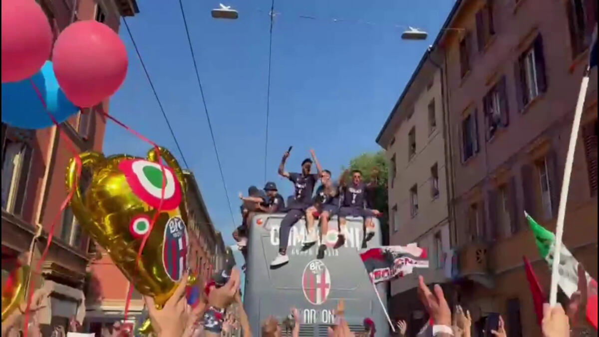 Coppa Italia sul bus scoperto, festa rossoblù per le strade di Bologna - 