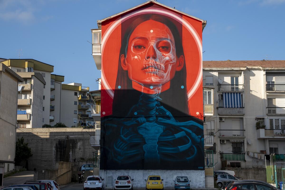 (Foto) Crotone, l'arte urbana cambia il volto di alcune zone: quattro opere nei quartieri 300 alloggi e San Francesco - 