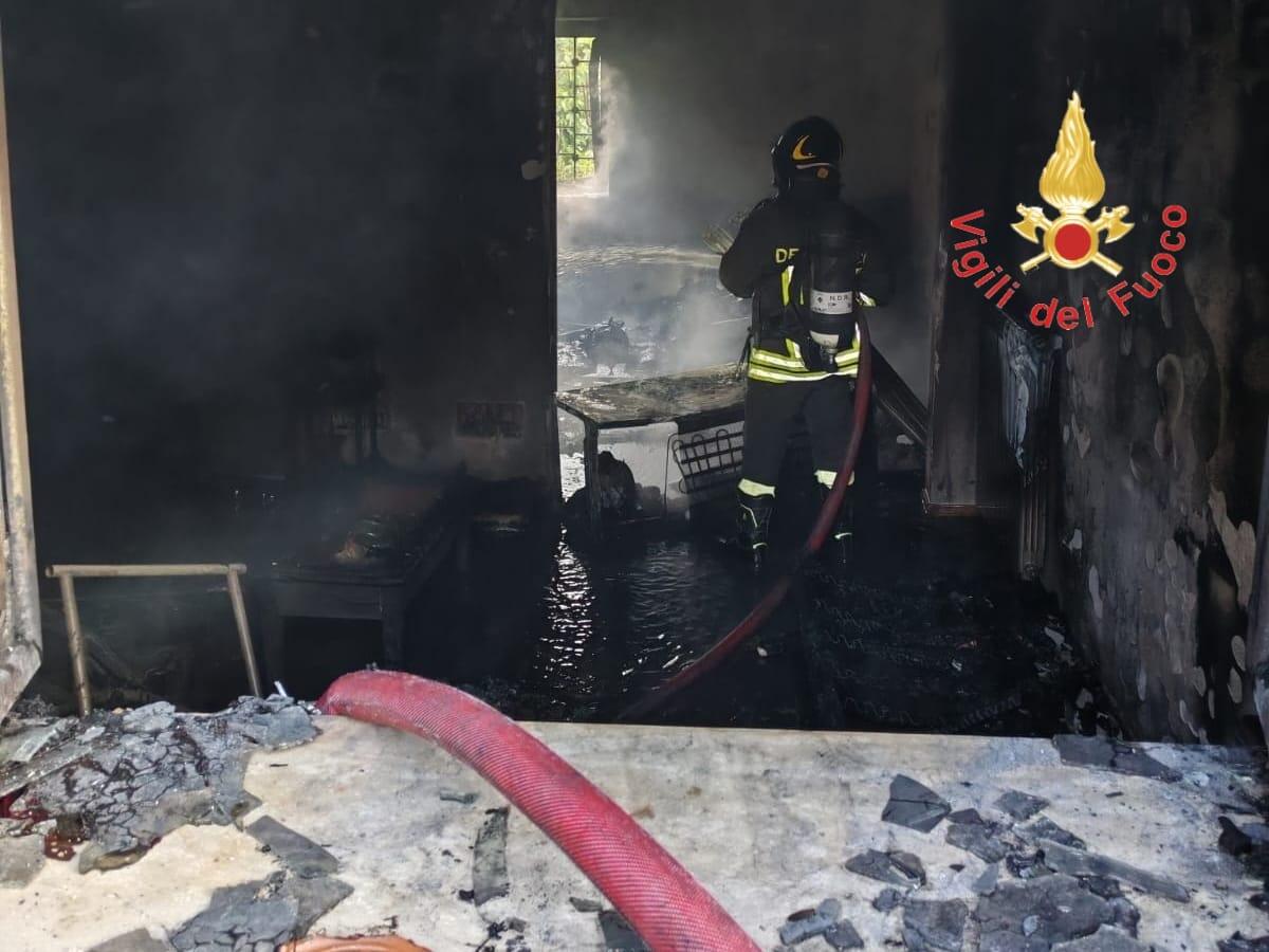 Incendio in abitazione: intervento dei Vigili del Fuoco, una donna intossicata - 