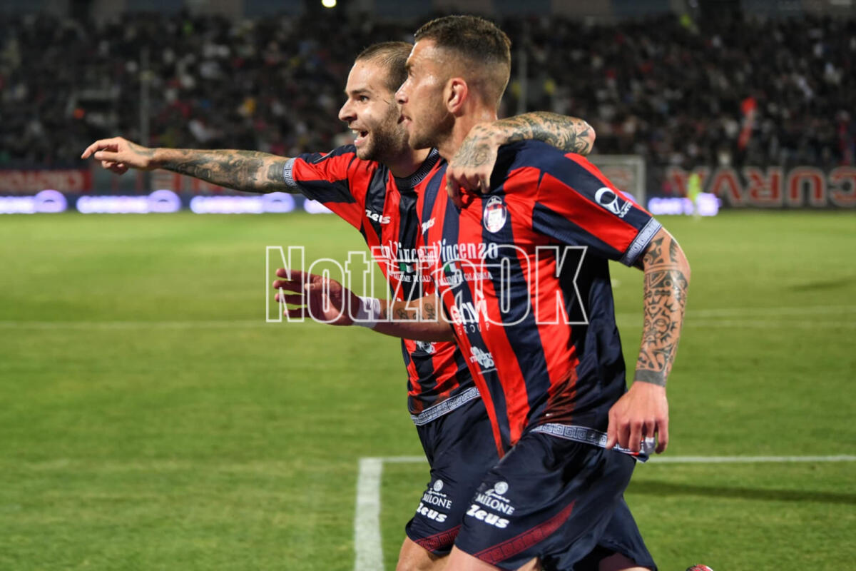 CrotoneFeralpisalò 3-1 - Tris rossoblù, all'Ezio Scida gli squali vincono con Vinicius, Tumminello e Murano - 