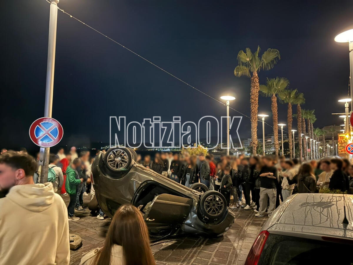 Crotone, incidente rocambolesco: auto si ribalta sul lungomare - 