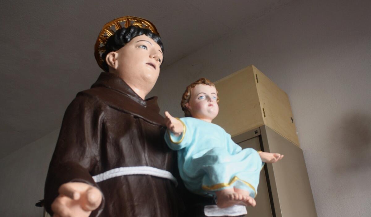 A Roseto Capo Spulico la mostra fotografica sul restauro della statua di Sant’Antonio da Padova -
