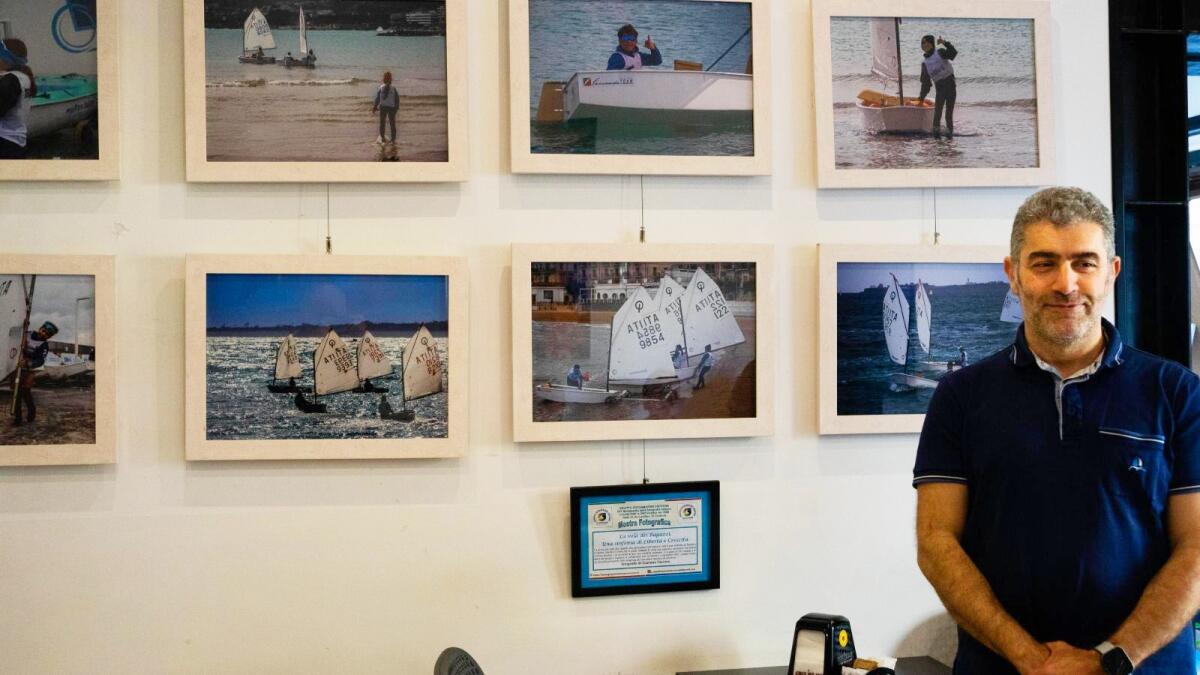 Crotone - "La vela dei ragazzi": una sinfonia di libertà in mostra al Bar Lux - 
