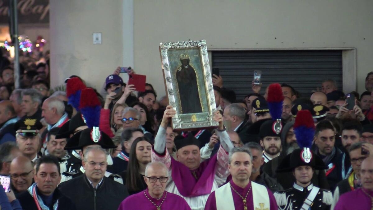 (VIDEO) Lacrime, petali e applausi: il Pellegrinaggio che unisce un popolo - 