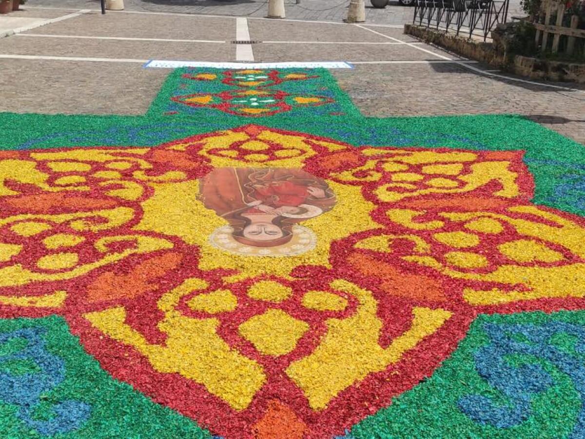 Crotone - Un’infiorata di fede e colori sul cammino della Madonna di Capo Colonna - 
