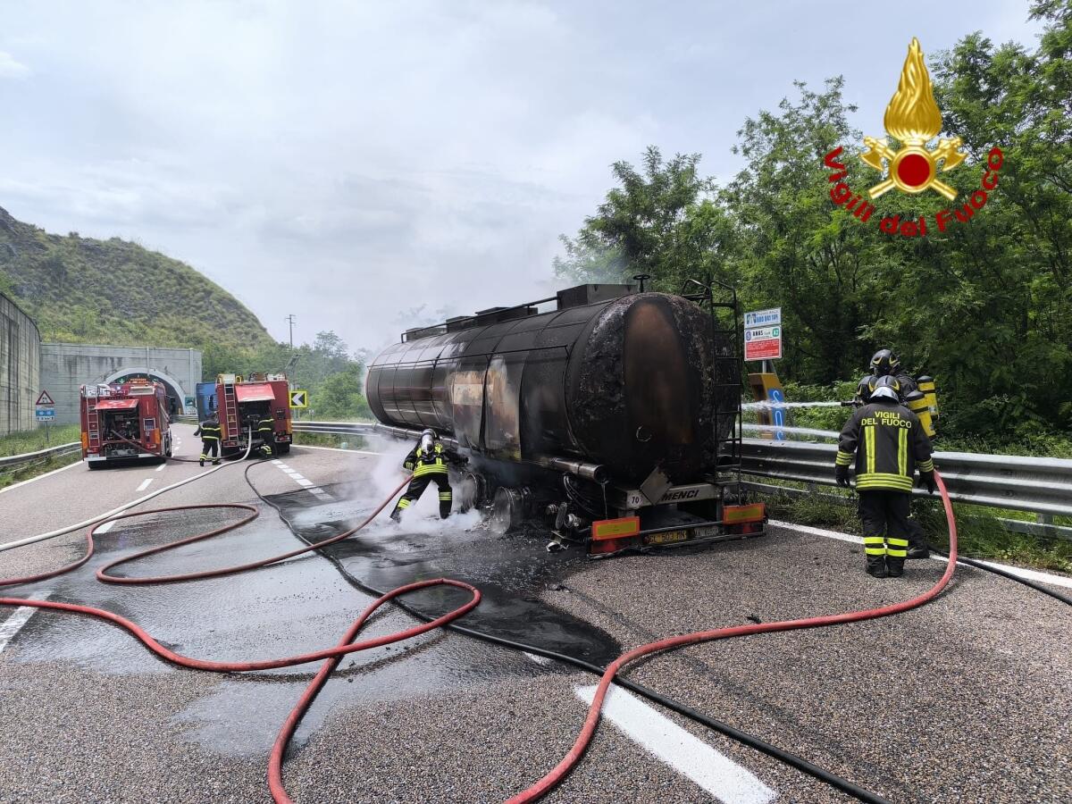 Autotreno in fiamme sull’A2 del Mediterraneo: traffico bloccato in direzione sud, intervengono i Vigili del Fuoco - 