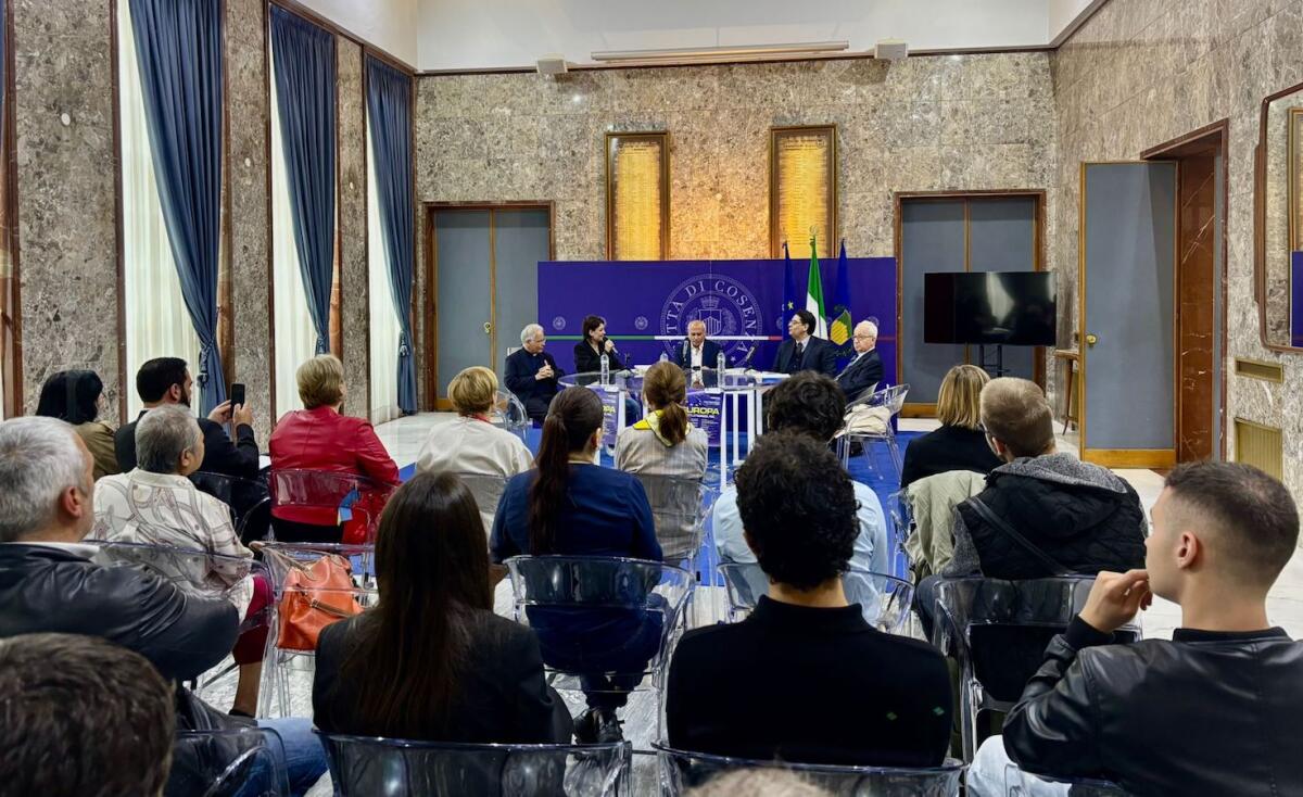 Cosenza - Il Sindaco sulla festa dell'Europa: «Dobbiamo essere difensori dei valori che hanno dato vita all'U. E.» - 