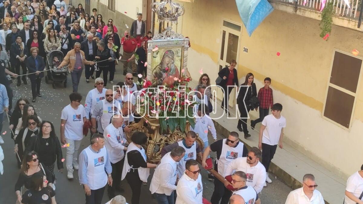 Isola di Capo Rizzuto, il quadro della Madonna Greca portato in corteo tra le strade della cittadina - 