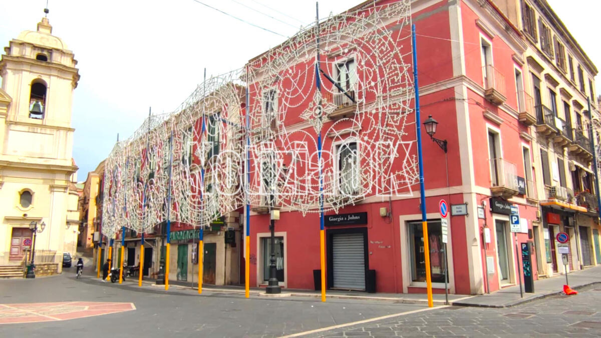 (Foto) Crotone, aria di festa: in centro posizionate le luminarie per la Festa della Madonna di Capocolonna - 