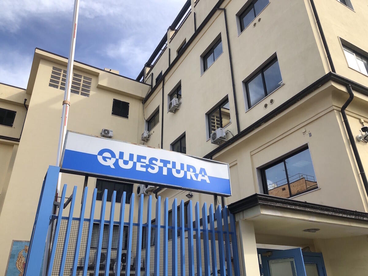 Crotone, due uomini sottoposti a braccialetto elettronico per stalking - 