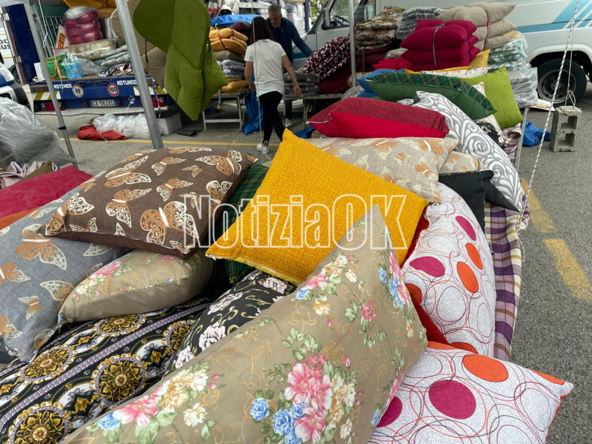 Fiera di Crotone, boom di presenze: tra gli articoli più venduti cuscini, padelle e vestiti -
