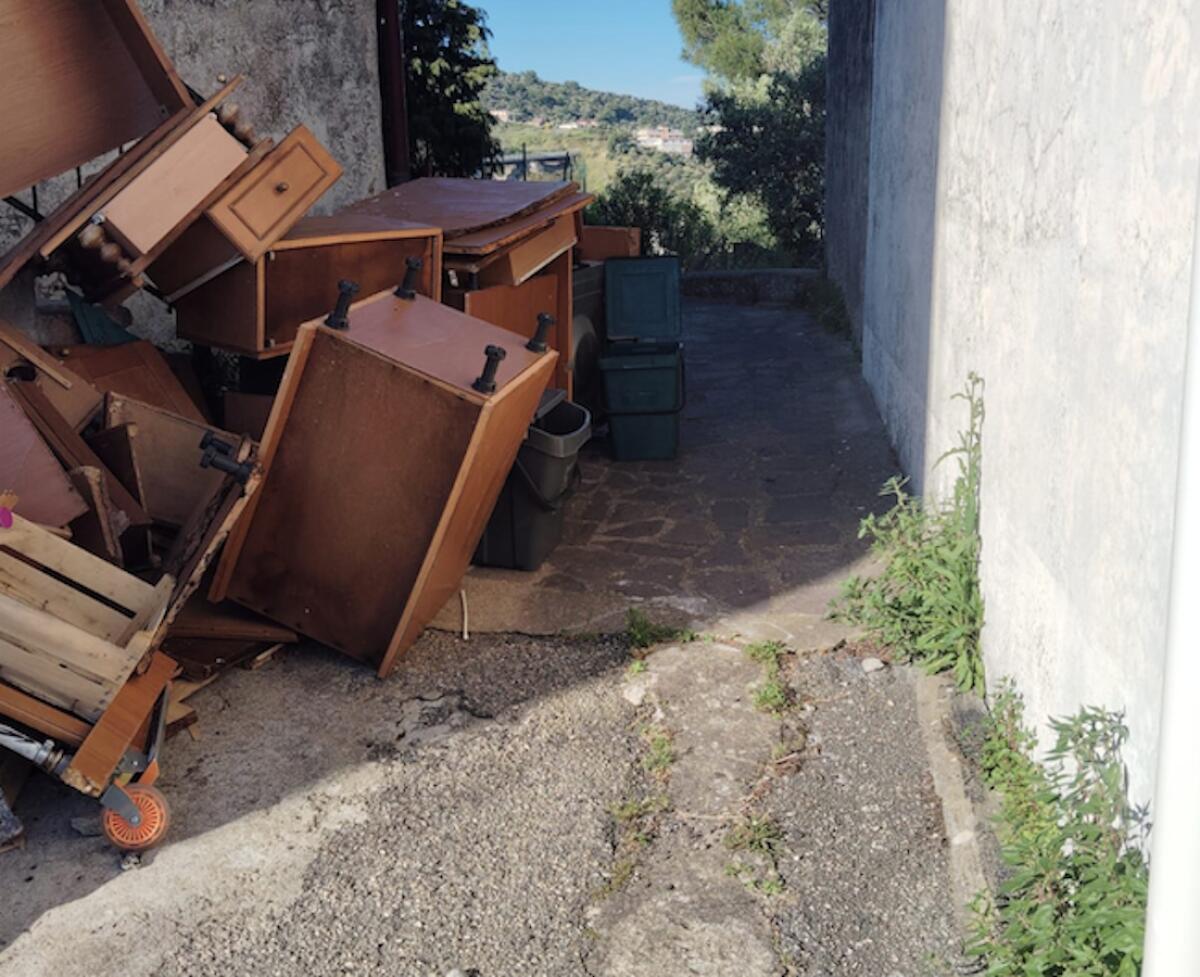 Catanzaro, via Timpone:  mobili abbandonati in strada, nonostante le sanzioni, interviene la Polizia Locale - 