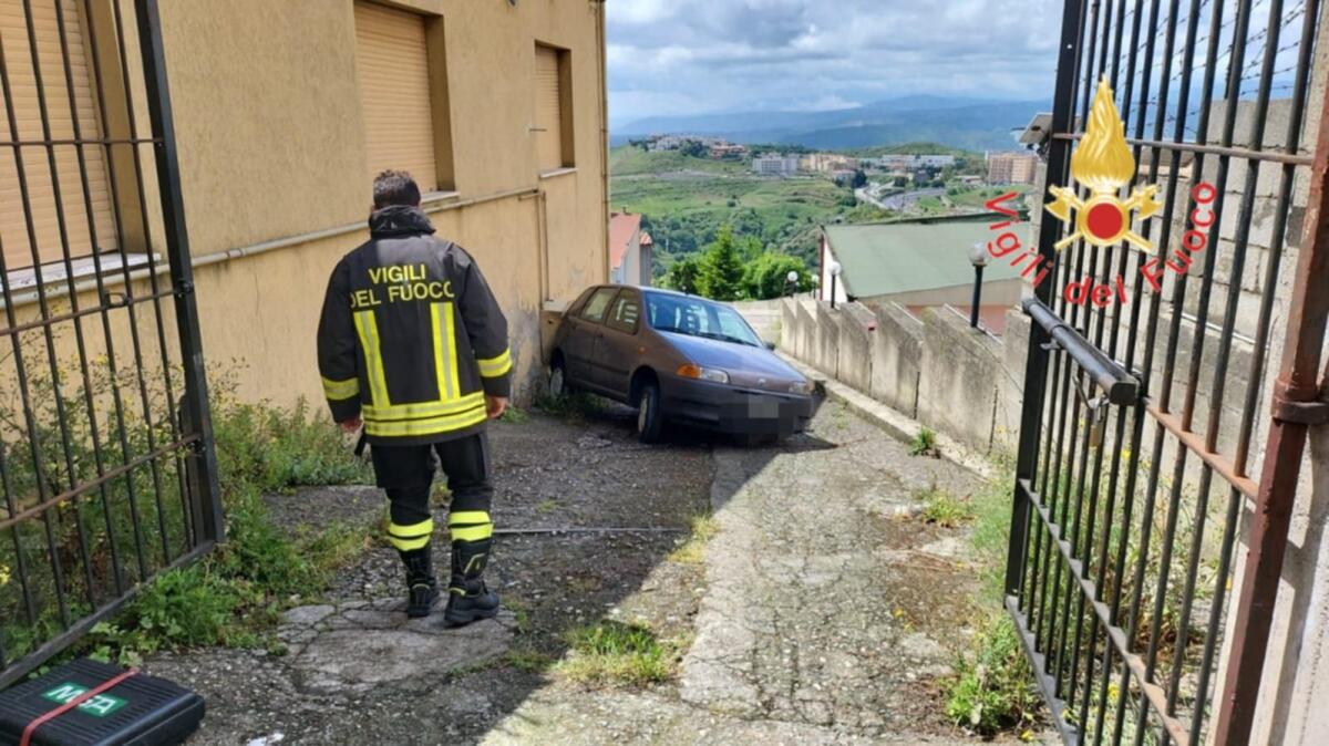 Incidente stradale: anziano investito dalla sua autovettura, intervento di Suem 118 e Vigili del Fuoco - 