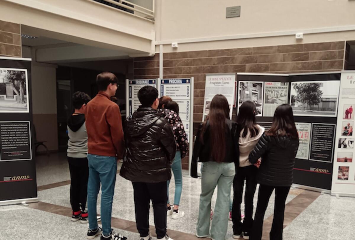 Lamezia Terme - Volti, nomi, storie: gli alunni dell’IC Gatti-Manzoni-Augruso alla mostra sugli “invisibili” della mafia - 