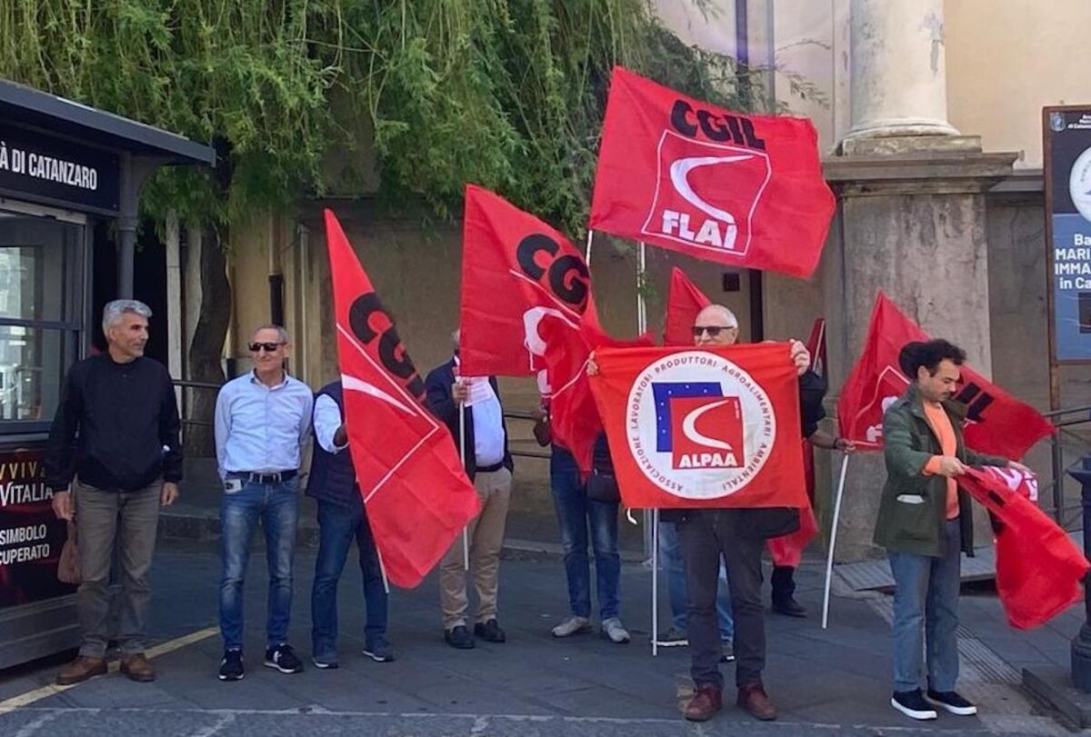 Catanzaro, Lavoro agricolo - Presidio della Flai Cgil davanti alla Prefettura: “Subito la Rete di qualità e sì ai referendum per i diritti” -