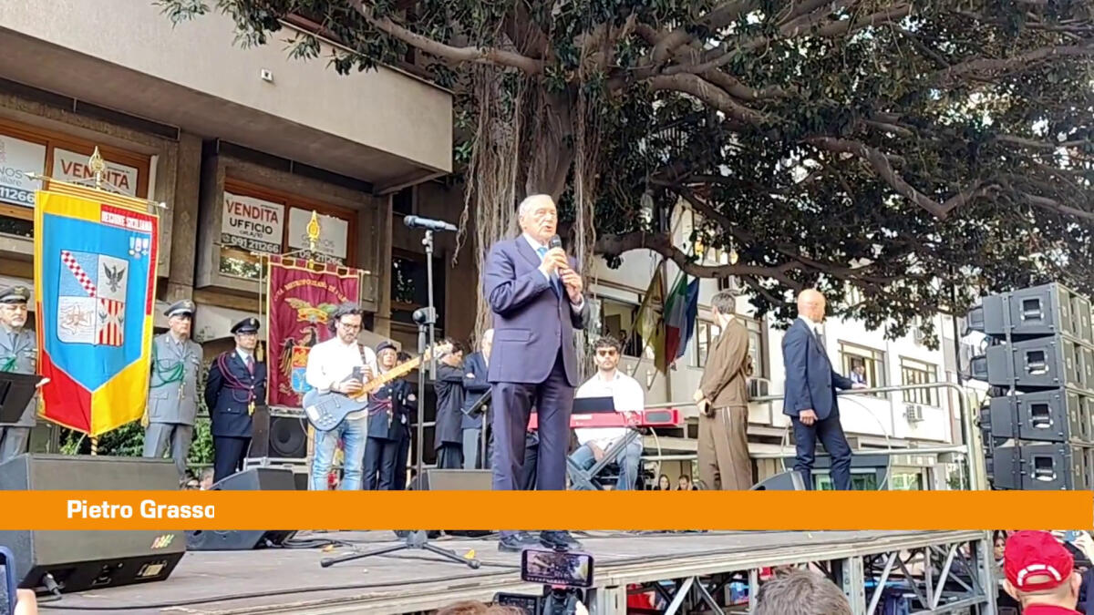 Strage di Capaci, Grasso legge i nomi delle vittime all'albero Falcone - 