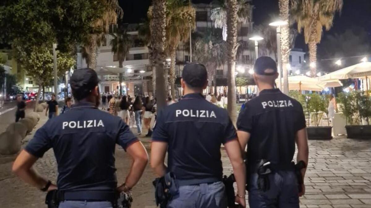 In vista dell'estate più controlli e pattuglie a piedi sul litorale crotonese, più sicurezza anche durante gli eventi - 