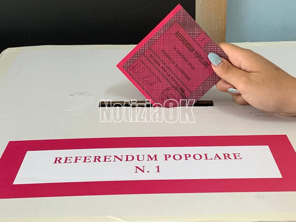 Catanzaro - Presidio davanti la Prefettura per promuovere i  temi del referendum - 