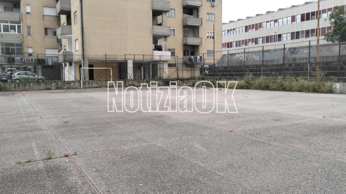 (Foto) - Crotone - Nel quartiere Scintille un campetto da recuperare - 
