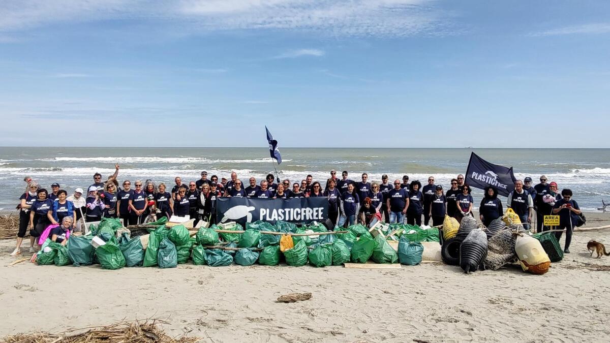 Calabria, Rimossi quasi 7mila chili di rifiuti dai volontari Plastic Free per l’Earth Day 2025 - 