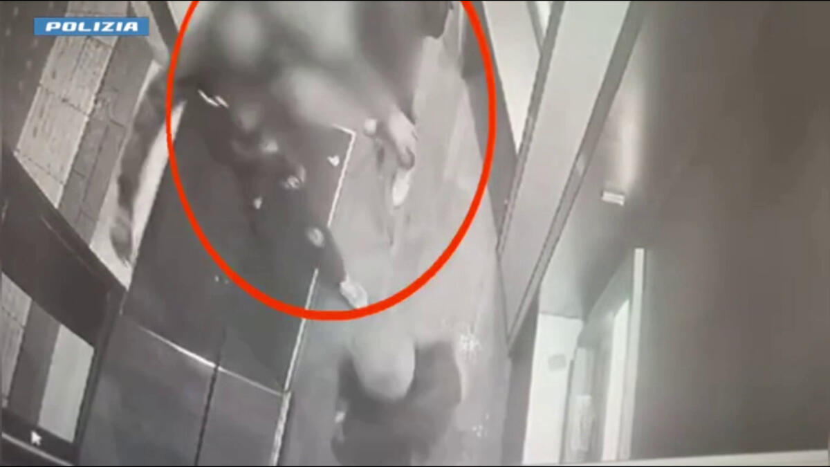 Rapine con la scusa della sigaretta, due fermati a Milano - 