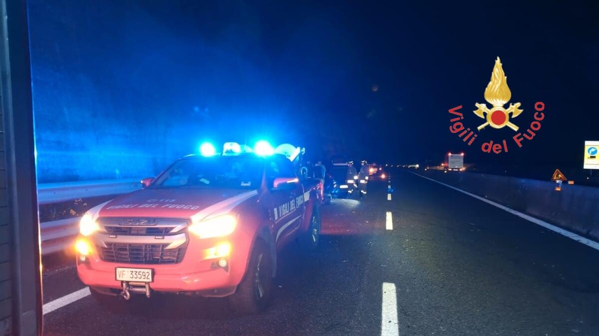 Incidente stradale in serata con tre veicoli coinvolti: strada chiusa - 