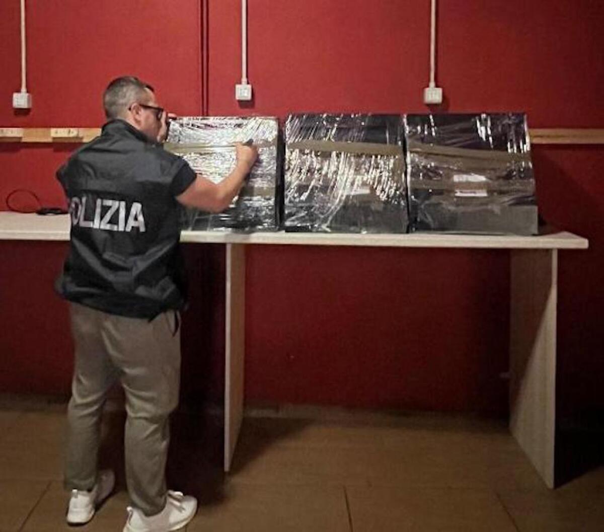 Crotone - La Polizia di Stato chiude sette attività commerciali - 