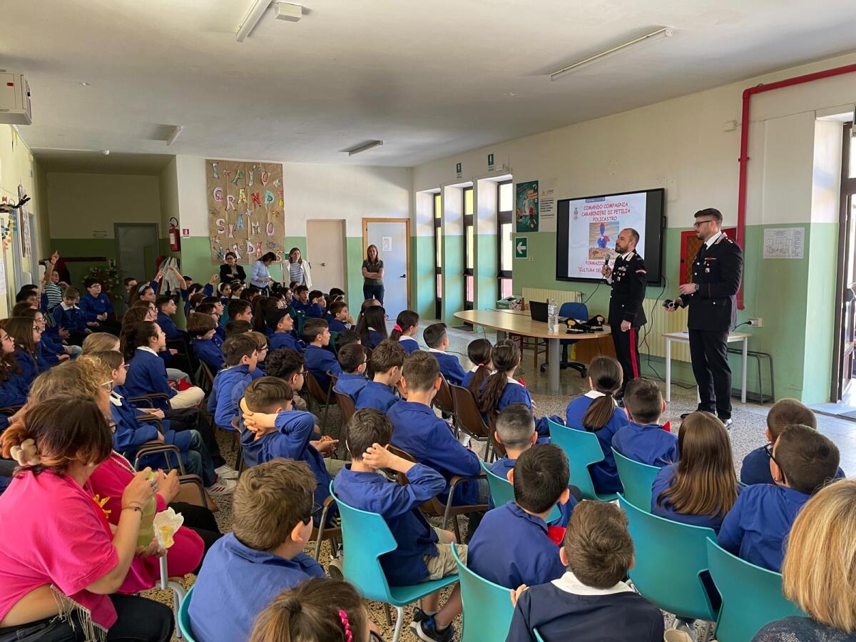 Legalità tra i banchi di scuola: i Carabinieri incontrano gli studenti di Petilia Policastro - 