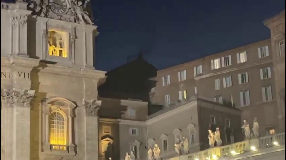 Fumata nera dopo la prima votazione per il nuovo Papa, le immagini -