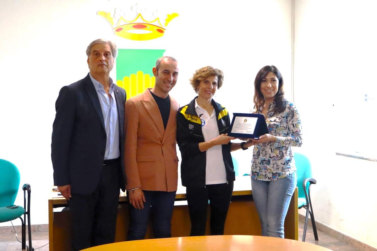 Cosenza, premiata la runner e fisiatra Maria Gabriella Bartoletti vincitrice di categoria alla Half Marathon Roma-Ostia - 