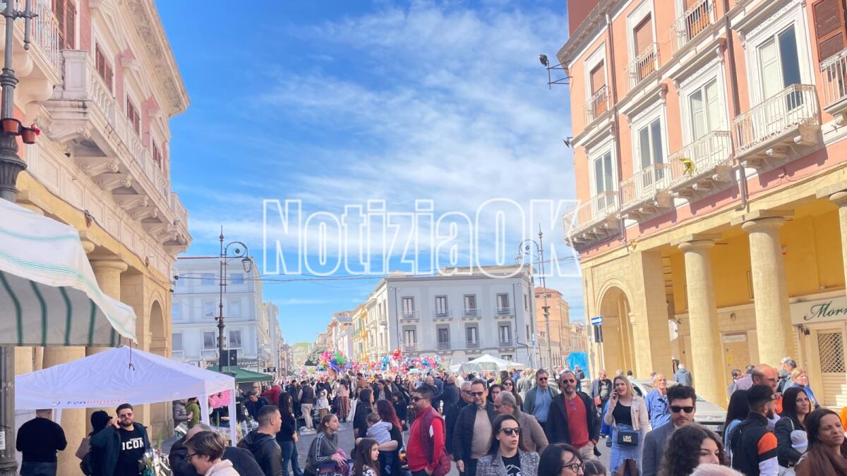 Crotone - Stand di dolciumi in Piazza per la festa della Madonna - 