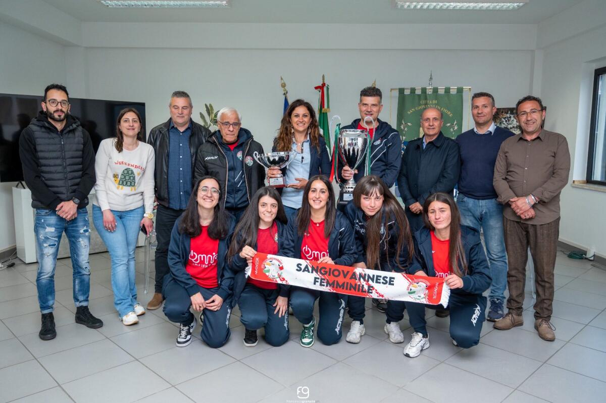 San Giovanni in Fiore celebra la promozione in Serie B della Sangiovannese femminile - 