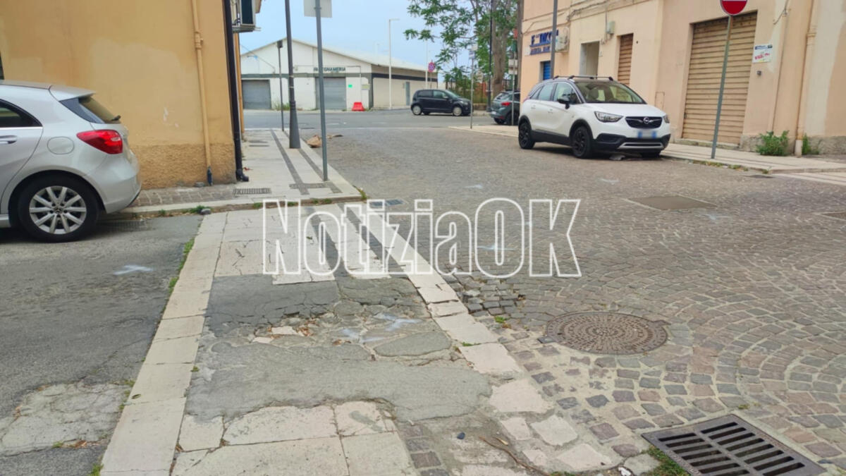 Nei Quartieri di Crotone - Via Renato Geremicca, danni riparati con una mano di cemento - 