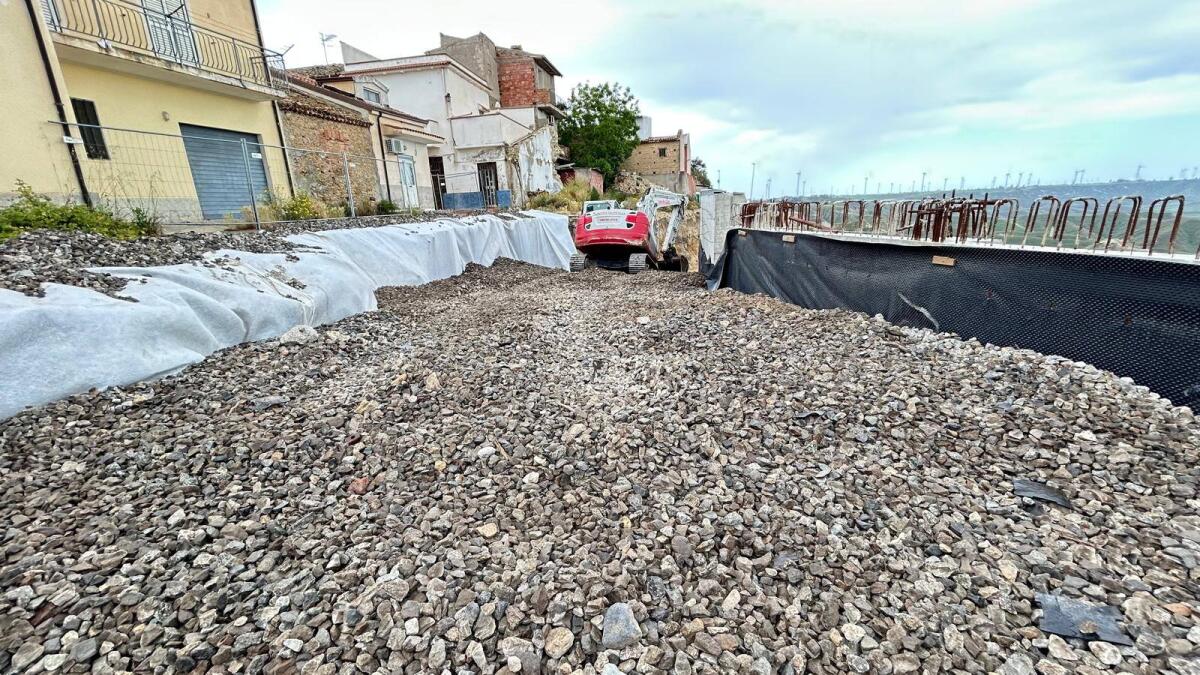 Cutro, avanzano i lavori di consolidamento al Rione Casale - 
