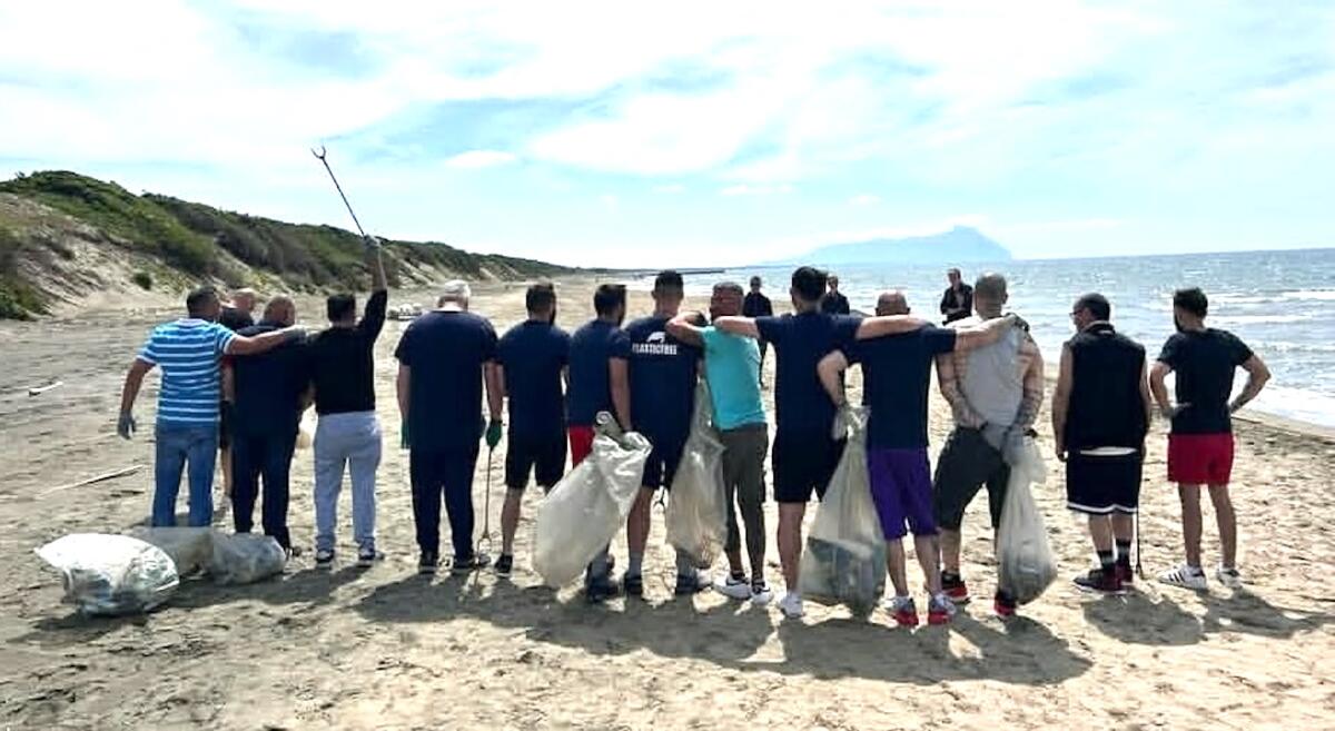 Ambiente: in 400 tra volontari e detenuti rimuovono assieme oltre 3.700 kg di plastica e rifiuti - 
