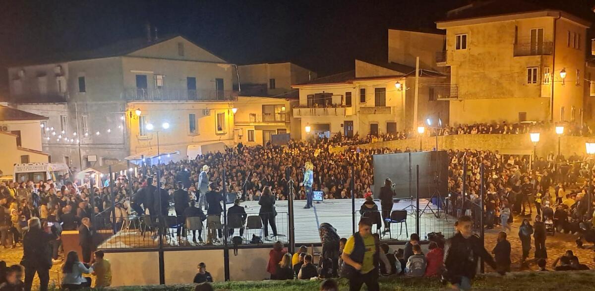 Strongoli - “La Corrida” accende il cuore della comunità. Don Yamid: «Abbiamo bisogno di questi momenti» - 