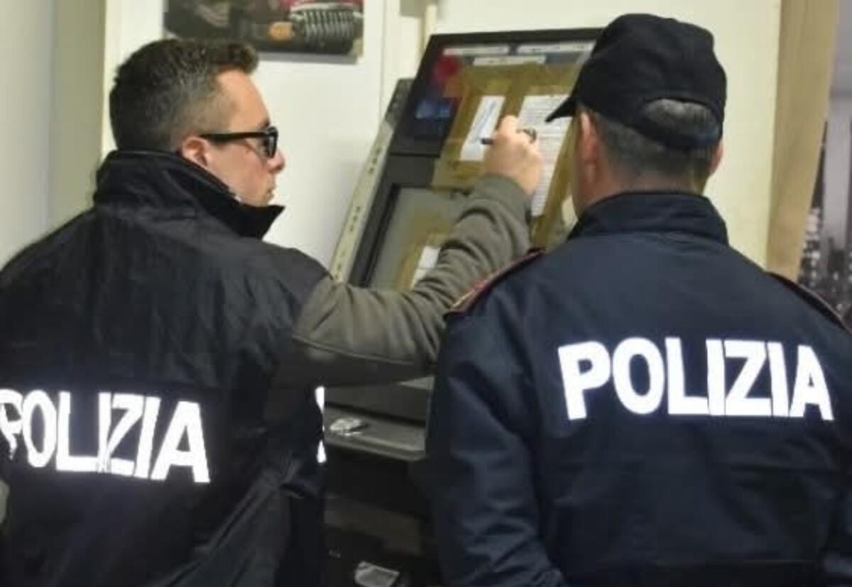Isola C.R. - Controlli in una sala giochi: lavoratrice irregolare e violazioni amministrative - 
