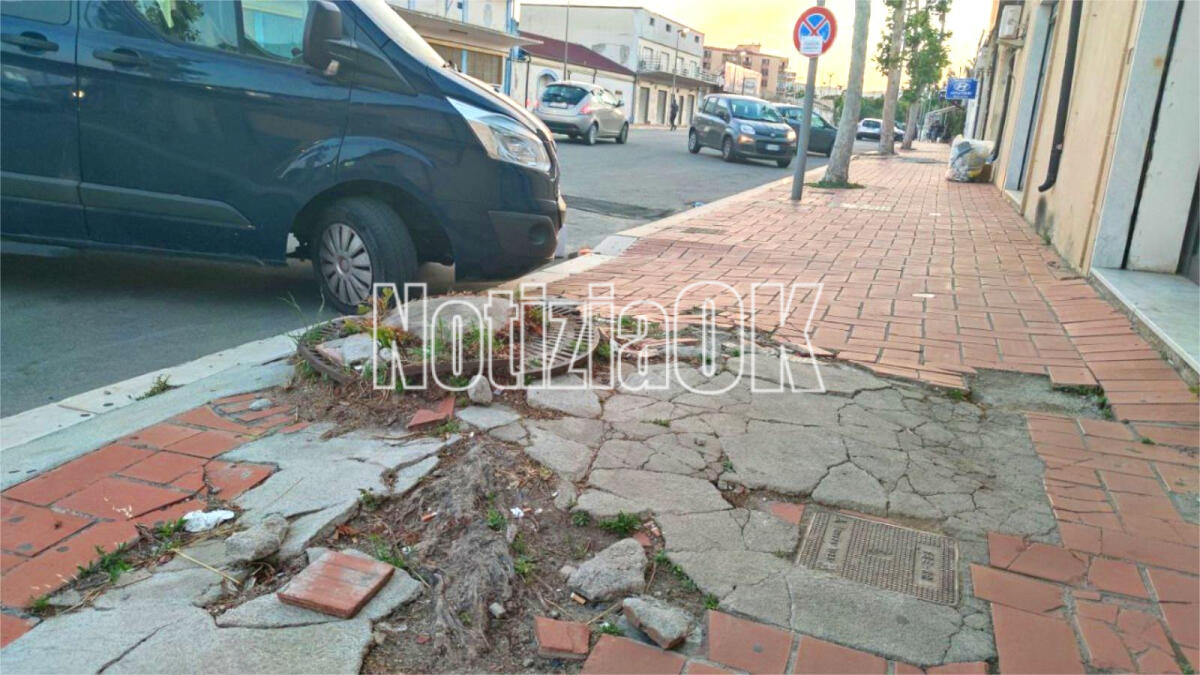 (Foto) Nei Quartieri di Crotone - Trappole urbane in via Nicoletta: la sicurezza resta un miraggio - 